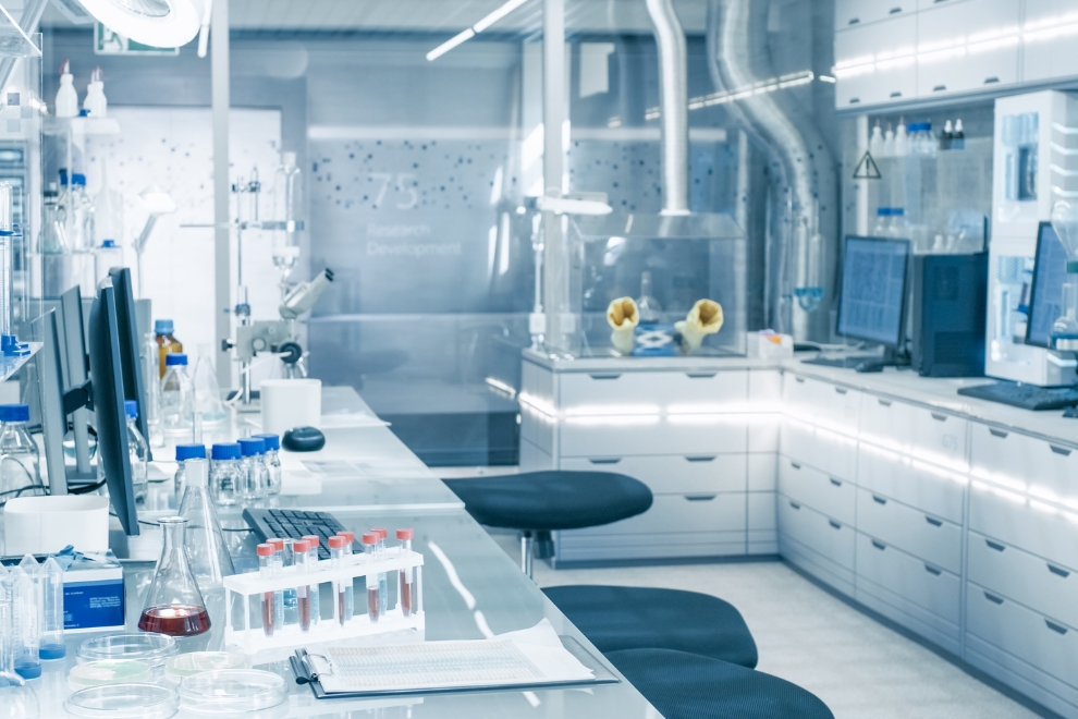 Como a organização do laboratório melhora as análises