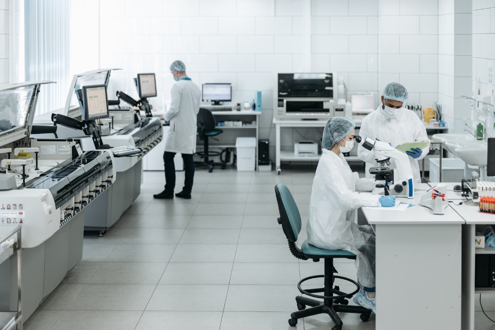 Como a organização do laboratório melhora as análises